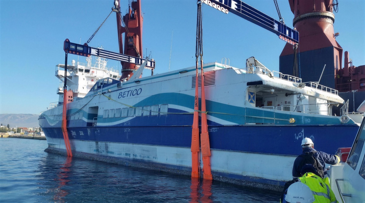 Sifnos Jet being lifted